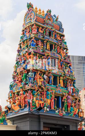 Kunstvoll und farbenfroher Gopuram am Haupteingang des Sri Mariamman Tempels, Singapur Stockfoto