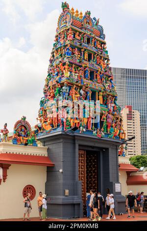 Kunstvoll und farbenfroher Gopuram am Haupteingang des Sri Mariamman Tempels, Singapur Stockfoto