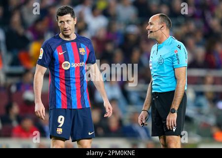 Barcelona, Spanien. 10. April 2023. Robert Lewandowski vom FC Barcelona und Mateu Lahoz während des Spiels La Liga zwischen dem FC Barcelona und dem FC Girona spielte am 10. April 2023 im Spotify Camp Nou Stadium in Barcelona, Spanien. (Foto: Sergio Ruiz / PRESSIN) Kredit: PRESSINPHOTO SPORTS AGENCY/Alamy Live News Stockfoto