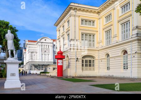 Raffles Statue und das Asian Civilisations Museum, Empress Place, Singapur Stockfoto