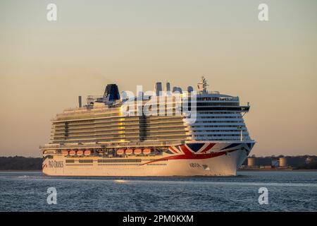 P&O Arvia segelt vorbei an Calshot, Hampshire, England, Großbritannien, nach dem Verlassen des Hafens von Southampton. Stockfoto