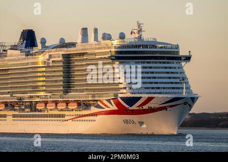 P&O Arvia segelt vorbei an Calshot, Hampshire, England, Großbritannien, nach dem Verlassen des Hafens von Southampton. Stockfoto