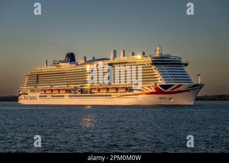 P&O Arvia segelt vorbei an Calshot, Hampshire, England, Großbritannien, nach dem Verlassen des Hafens von Southampton. Stockfoto