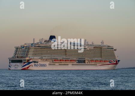 P&O Arvia segelt vorbei an Calshot, Hampshire, England, Großbritannien, nach dem Verlassen des Hafens von Southampton. Stockfoto