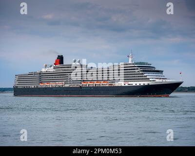 Die MS Queen Victoria von Cunard fährt vom Hafen von Southampton, Hampshire, England, Vereinigtes Königreich ab Stockfoto