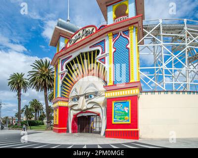 Der Luna Park in Melbourne ist ein berühmter und historischer Vergnügungspark in St. Kilda aus dem Jahr 1912. Stockfoto