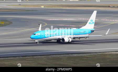 ISTANBUL, TURKIYE - 06. AUGUST 2022: KLM Boeing 737-8K2 (63624) Landung zum internationalen Flughafen Istanbul Stockfoto