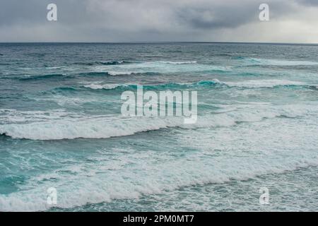 Blick auf das Tasmanische Meer vom Twelve Apostles Marine National Park in Victoria an der Südwestküste Australiens. Stockfoto