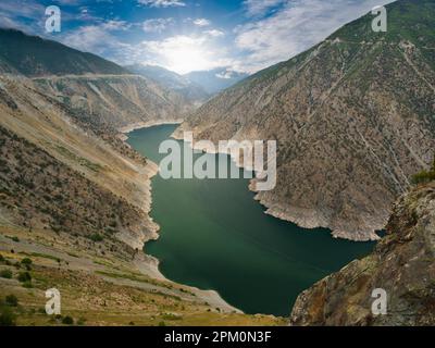 Blick auf den Grand Canyon. Morgenblick auf den großen Stausee. Großer Fluss im tiefen Tal. Stockfoto