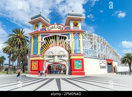 Der Luna Park in Melbourne ist ein berühmter und historischer Vergnügungspark in St. Kilda aus dem Jahr 1912. Stockfoto