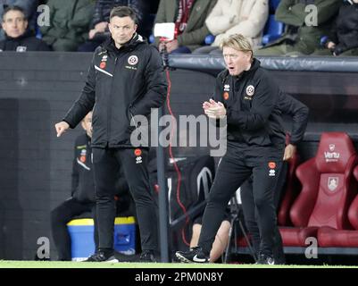 Burnley, Lancashire, Großbritannien. 10. April 2023: Turf Moor, Burnley, Lancashire, England; EFL Championship Football, Burnley gegen Sheffield United; Sheffield United Manager Paul Heckingbottom mit seinem Assistenten Stuart McCall Nachdenken aus dem technischen Bereich Credit: Action Plus Sports Images/Alamy Live News Stockfoto