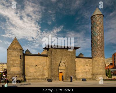 ERZURUM - TÜRKEI - 20. Juni 2021; historisches Yakutiye Madrasa. Es ist eines der Symbole der Provinz Erzurum. Stockfoto