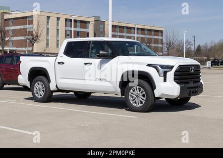 Lafayette - ca. 2023. April: Toyota Tundra Ausstellung. Toyota bietet den Tundra in den Modellen Double Cab und CrewMax an. Stockfoto