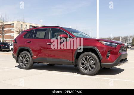 Lafayette - ca. April 2023: Toyota RAV4 Hybrid-Display in einem Händlerbetrieb. Toyota bietet den RAV4 in DEN Modellen LE, XLE, Adventure und Limited an. Stockfoto