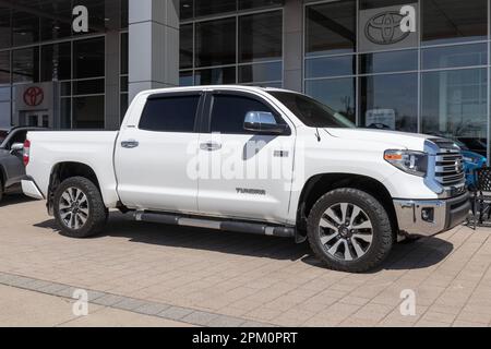 Lafayette - ca. 2023. April: Toyota Tundra Ausstellung. Toyota bietet den Tundra in den Modellen Double Cab und CrewMax an. Stockfoto