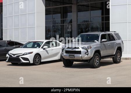 Lafayette - ca. April 2023: Gebrauchtwagenausstellung in einem Toyota-Händlerbetrieb. Mit aktuellen Lieferproblemen verkauft Toyota viele gebrauchte Autos, um Deman zu treffen Stockfoto