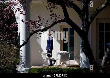 Washington, USA. 9. März 2023. Das Foto wurde am 9. März 2023 aufgenommen und zeigt die USA Präsident Joe Biden vom South Lawn im Weißen Haus in Washington, DC, USA. Biden sagte am 10. April, dass er sich für die Wiederwahl im Jahr 2024 bewerben wolle. Kredit: Ting Shen/Xinhua/Alamy Live News Stockfoto