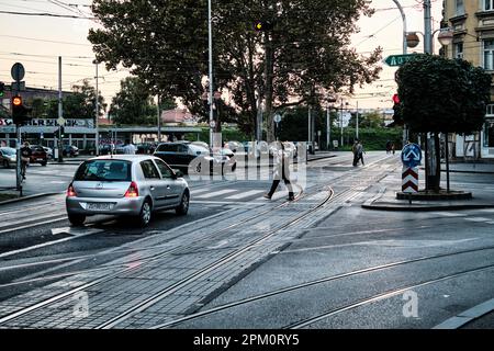 Ein Blick auf das Straßenleben mit Architektur, Fahrzeugen und Einheimischen in Zagreb, Kroatien Stockfoto