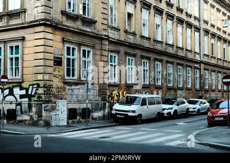 Ein Blick auf das Straßenleben mit Architektur, Fahrzeugen und Einheimischen in Zagreb, Kroatien Stockfoto