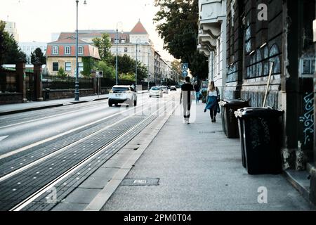 Ein Blick auf das Straßenleben mit Architektur, Fahrzeugen und Einheimischen in Zagreb, Kroatien Stockfoto