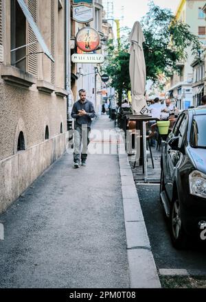 Ein Blick auf das Straßenleben mit Architektur, Fahrzeugen und Einheimischen in Zagreb, Kroatien Stockfoto