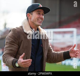 Wrexham, Wrexham County Borough, Wales, 10. April 2023. Miteigentümer Rob McElhenney lächelt auf dem Spielfeld während der gesamten Zeit, während des Wrexham Association Football Club V Notts County Football Club auf dem Rennplatz, in der Vanarama National League. (Bild: ©Cody Froggatt/Alamy Live News) Stockfoto