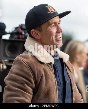 Wrexham, Wrexham County Borough, Wales, 10. April 2023. Miteigentümer Rob McElhenney All lächelt auf dem Spielfeld während der Vollzeit, während des Wrexham Association Football Club V Notts County Football Club auf dem Rennplatz, in der Vanarama National League. (Bild: ©Cody Froggatt/Alamy Live News) Stockfoto