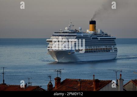 Marseille, Frankreich. 10. April 2023. Das Kreuzfahrtschiff Costa Pacifica erreicht den französischen Mittelmeerhafen von Marseille. (Credit Image: © Gerard Bottino/SOPA Images via ZUMA Press Wire) NUR REDAKTIONELLE VERWENDUNG! Nicht für den kommerziellen GEBRAUCH! Stockfoto