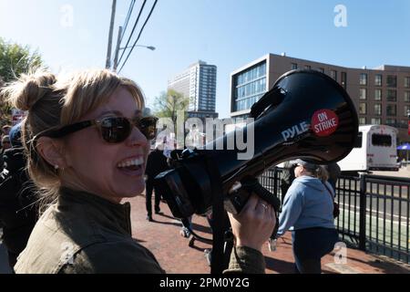 10. April 2023: Ein Demonstrante schreit Streikgesänge durch ein Bullenhorn während des Rutgers University Teachers Strike auf der College Avenue auf dem Hauptcampus der Universität in New Brunswick, New Jersey. NEW YORK, NEW YORK. APRIL 8. Rutgers-Professoren, Teilzeitdozenten und Studenten an der Flaggschiff-Universität von New Jersey sind am Montag gestreikt, der erste Job dieser Art in der 257-jährigen Geschichte der Schule. Kredit: ZUMA Press, Inc./Alamy Live News Stockfoto