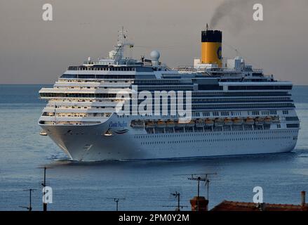 Marseille, Frankreich. 10. April 2023. Das Kreuzfahrtschiff Costa Pacifica erreicht den französischen Mittelmeerhafen von Marseille. (Credit Image: © Gerard Bottino/SOPA Images via ZUMA Press Wire) NUR REDAKTIONELLE VERWENDUNG! Nicht für den kommerziellen GEBRAUCH! Stockfoto