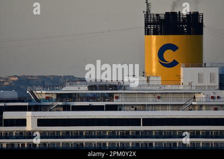 Marseille, Frankreich. 10. April 2023. Das Kreuzfahrtschiff Costa Pacifica erreicht den französischen Mittelmeerhafen von Marseille. (Credit Image: © Gerard Bottino/SOPA Images via ZUMA Press Wire) NUR REDAKTIONELLE VERWENDUNG! Nicht für den kommerziellen GEBRAUCH! Stockfoto