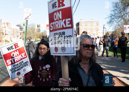 10. April 2023: Beim Streik der Rutgers University Teachers auf der College Avenue auf dem Hauptcampus der Universität in New Brunswick, New Jersey, treten Pflücker und Demonstranten auf. NEW YORK, NEW YORK. APRIL 8. Rutgers-Professoren, Teilzeitdozenten und Studenten an der Flaggschiff-Universität von New Jersey sind am Montag gestreikt, der erste Job dieser Art in der 257-jährigen Geschichte der Schule. Kredit: ZUMA Press, Inc./Alamy Live News Stockfoto