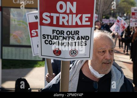 10. April 2023: Beim Streik der Rutgers University Teachers auf der College Avenue auf dem Hauptcampus der Universität in New Brunswick, New Jersey, treten Pflücker und Demonstranten auf. NEW YORK, NEW YORK. APRIL 8. Rutgers-Professoren, Teilzeitdozenten und Studenten an der Flaggschiff-Universität von New Jersey sind am Montag gestreikt, der erste Job dieser Art in der 257-jährigen Geschichte der Schule. Kredit: ZUMA Press, Inc./Alamy Live News Stockfoto