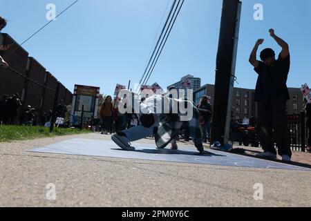 10. April 2023: Ein Rutgers-Student des RU Breakers Break Tanzclubs tritt während des Rutgers University Teachers Strike auf der College Avenue auf dem Hauptcampus der Universität in New Brunswick, New Jersey, auf der Streiklinie der Streikposten auf. NEW YORK, NEW YORK. APRIL 8. Rutgers-Professoren, Teilzeitdozenten und Studenten an der Flaggschiff-Universität von New Jersey sind am Montag gestreikt, der erste Job dieser Art in der 257-jährigen Geschichte der Schule. Kredit: ZUMA Press, Inc./Alamy Live News Stockfoto