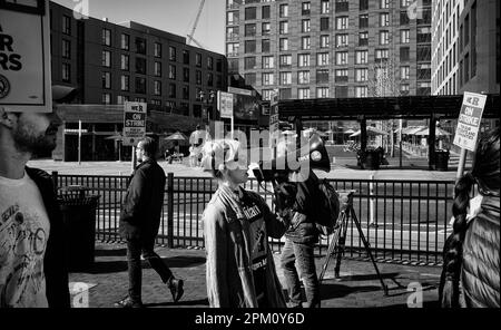 10. April 2023: Ein Demonstrante schreit Streikgesänge durch ein Bullenhorn während des Rutgers University Teachers Strike auf der College Avenue auf dem Hauptcampus der Universität in New Brunswick, New Jersey. NEW YORK, NEW YORK. APRIL 8. Rutgers-Professoren, Teilzeitdozenten und Studenten an der Flaggschiff-Universität von New Jersey sind am Montag gestreikt, der erste Job dieser Art in der 257-jährigen Geschichte der Schule. Kredit: ZUMA Press, Inc./Alamy Live News Stockfoto