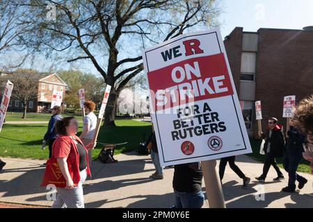10. April 2023: Beim Streik der Rutgers University Teachers auf der College Avenue auf dem Hauptcampus der Universität in New Brunswick, New Jersey, treten Pflücker und Demonstranten auf. NEW YORK, NEW YORK. APRIL 8. Rutgers-Professoren, Teilzeitdozenten und Studenten an der Flaggschiff-Universität von New Jersey sind am Montag gestreikt, der erste Job dieser Art in der 257-jährigen Geschichte der Schule. Kredit: ZUMA Press, Inc./Alamy Live News Stockfoto