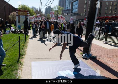 10. April 2023: Ein Rutgers-Student des RU Breakers Break Tanzclubs tritt während des Rutgers University Teachers Strike auf der College Avenue auf dem Hauptcampus der Universität in New Brunswick, New Jersey, auf der Streiklinie der Streikposten auf. NEW YORK, NEW YORK. APRIL 8. Rutgers-Professoren, Teilzeitdozenten und Studenten an der Flaggschiff-Universität von New Jersey sind am Montag gestreikt, der erste Job dieser Art in der 257-jährigen Geschichte der Schule. Kredit: ZUMA Press, Inc./Alamy Live News Stockfoto