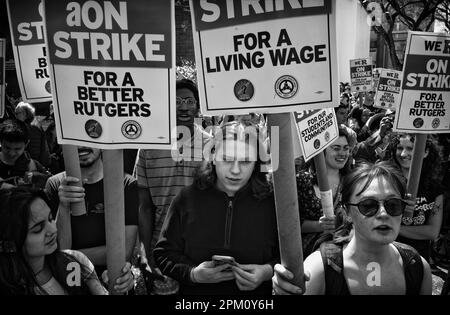 10. April 2023: Beim Streik der Rutgers University Teachers auf der College Avenue auf dem Hauptcampus der Universität in New Brunswick, New Jersey, treten Pflücker und Demonstranten auf. NEW YORK, NEW YORK. APRIL 8. Rutgers-Professoren, Teilzeitdozenten und Studenten an der Flaggschiff-Universität von New Jersey sind am Montag gestreikt, der erste Job dieser Art in der 257-jährigen Geschichte der Schule. Kredit: ZUMA Press, Inc./Alamy Live News Stockfoto