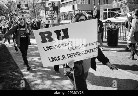 10. April 2023: Beim Streik der Rutgers University Teachers auf der College Avenue auf dem Hauptcampus der Universität in New Brunswick, New Jersey, treten Pflücker und Demonstranten auf. NEW YORK, NEW YORK. APRIL 8. Rutgers-Professoren, Teilzeitdozenten und Studenten an der Flaggschiff-Universität von New Jersey sind am Montag gestreikt, der erste Job dieser Art in der 257-jährigen Geschichte der Schule. Kredit: ZUMA Press, Inc./Alamy Live News Stockfoto