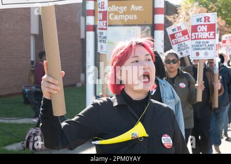 10. April 2023: Beim Streik der Rutgers University Teachers auf der College Avenue auf dem Hauptcampus der Universität in New Brunswick, New Jersey, treten Pflücker und Demonstranten auf. NEW YORK, NEW YORK. APRIL 8. Rutgers-Professoren, Teilzeitdozenten und Studenten an der Flaggschiff-Universität von New Jersey sind am Montag gestreikt, der erste Job dieser Art in der 257-jährigen Geschichte der Schule. Kredit: ZUMA Press, Inc./Alamy Live News Stockfoto
