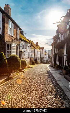 Bezaubernde kopfsteingepflasterte Mermaid Street mit mittelalterlichen Häusern, Rye, East Sussex, England, Großbritannien Stockfoto