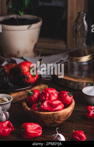 Red Habanero Peppers und einige Zutaten für die Zubereitung von Hot Chili Sauce Stockfoto