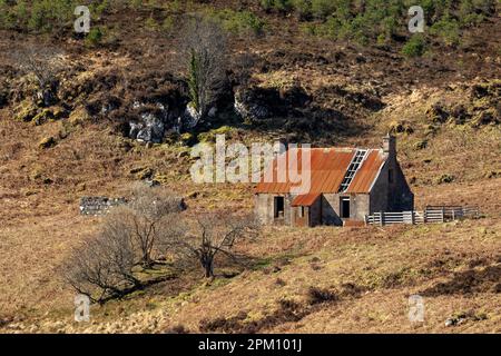 Ein altes, zerstörtes Croft House, das sich allmählich am Ufer von Loch Bad an Sgalaig, nahe Gairloch, Wester Ross, Schottland, verschlechtert. Stockfoto