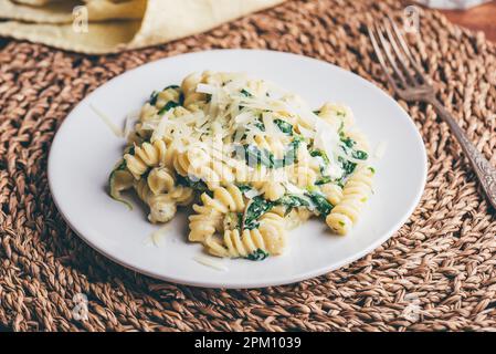 Spinatpasta mit Ricotta und Parmesan Stockfoto