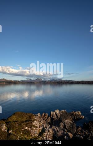 Blick südlich von der B8021 in der Nähe von Gairloch in Wester Ross, Schottland. Loch Gairloch im Vordergrund, mit Blick auf die Torridon-Berge. Stockfoto