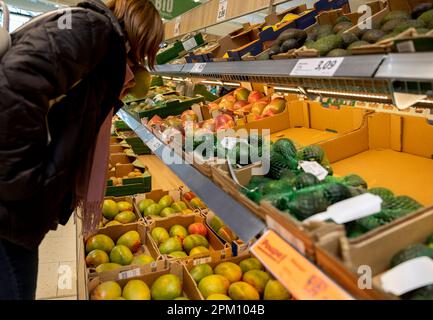 Porto, Portugal - 01.04.2023: Kunde in der Obstabteilung des Supermarkts Lidl in Porto, Portugal Stockfoto