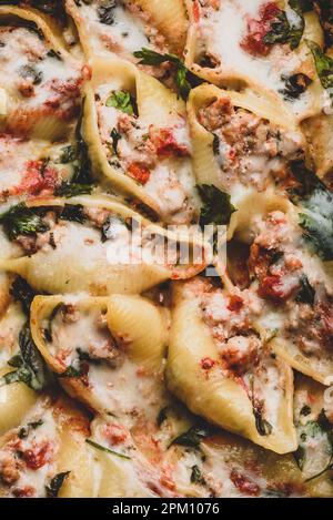 Gebackene Jumbo Shells Pasta gefüllt mit Hackfleisch, Spinat und Käse Stockfoto