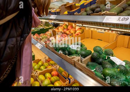 Porto, Portugal - 01.04.2023: Kunde, der Avocados in der Obstabteilung des Lidl Supermarkts in Porto, Portugal, sucht Stockfoto