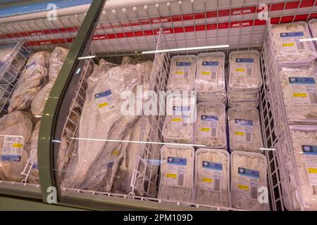 Porto, Portugal - 01.04.2023: Kabeljau in den Gefriertruhen im Gefrierbereich des Supermarkts Lidl in Porto, Portugal Stockfoto