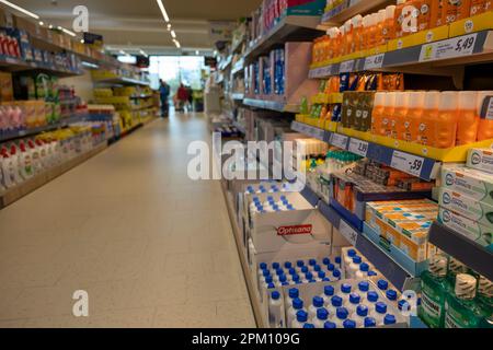 Porto, Portugal - 01.04.2023: Halle mit Kosmetik- und Hygienebereich im Supermarkt Lidl. Selektiver Fokus. Stockfoto